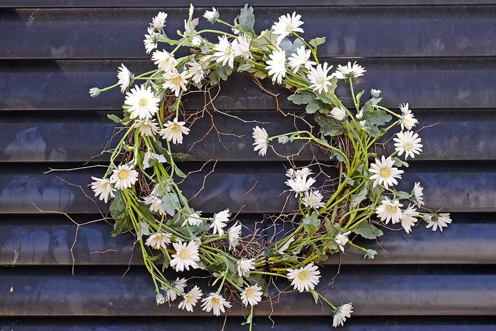 Daisy chain Christmas wreath
